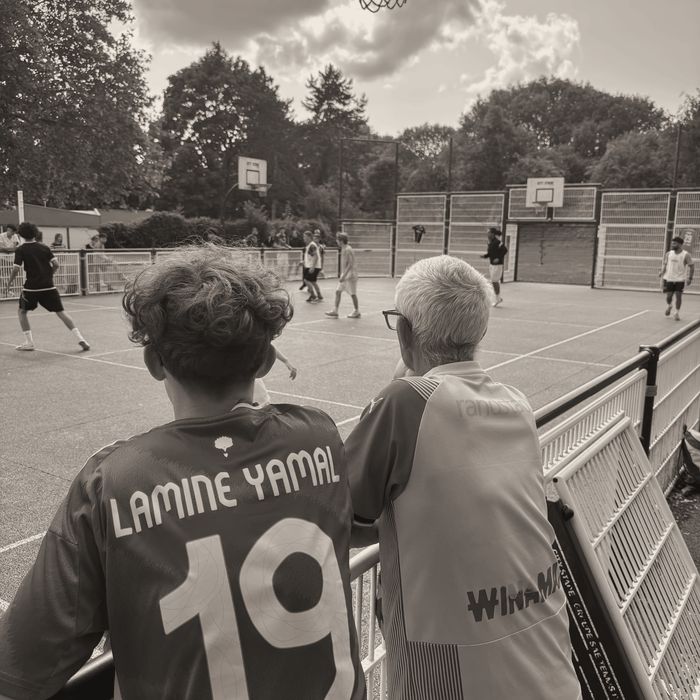 Groupe de joueurs de profils variés réunis pour un match StreetFoot.
