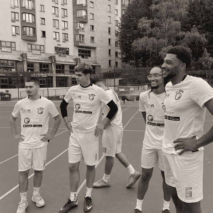 Joueurs souriants pendant un match StreetFoot, sans pression ni enjeu de compétition.